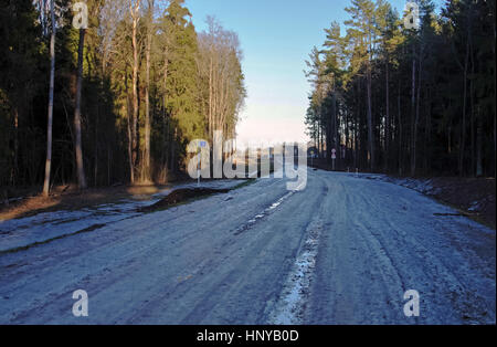 Der Frühling Feldweg mit Eis bedeckt. Stockfoto