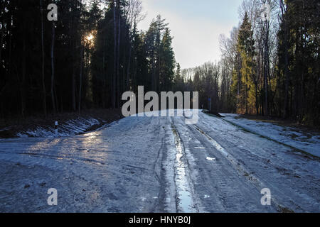 Der Frühling Feldweg mit Eis bedeckt. Stockfoto