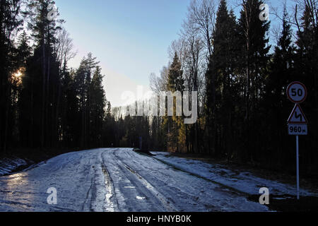 Der Frühling Feldweg mit Eis bedeckt. Stockfoto