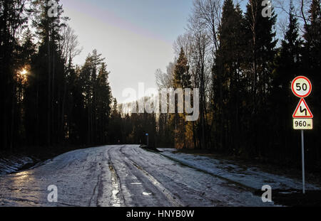 Der Frühling Feldweg mit Eis bedeckt. Stockfoto