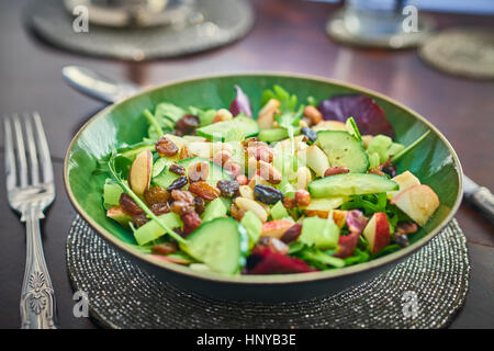 Einem gesunden grünen Salat in einer Schüssel auf dem Tisch Stockfoto