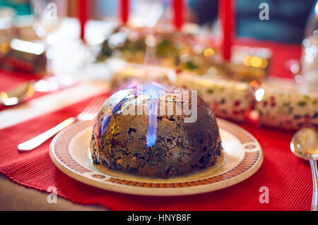 Christmas Pudding flammenden mit brandy Stockfoto