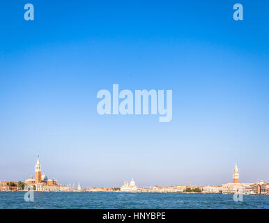 Venedig-Panorama von der Uferpromenade an einem sonnigen Tag Stockfoto