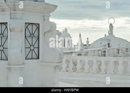 Dach der Zentralkirche in Leon im Sonnenuntergang Stockfoto