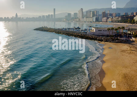 Strand, Hafen und die Skyline Blick in Benidorm, an einem sonnigen Nachmittag.  Benidorm, Alicante, Spanien. Stockfoto