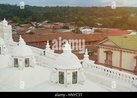 Häuser in Leon Stadt NIcaragua. Stadtbild von touristischen Stadt Leon mit Dach Kathedrale Stockfoto