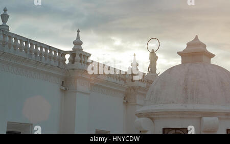 Weiße Dacharchitektur im Abendlicht in Leon Nicaragua Stockfoto