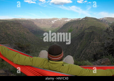 Relaxen in der Hängematte an der Mündung des grossen indischen Schlucht auf der Oregon Steens Mountain Stockfoto