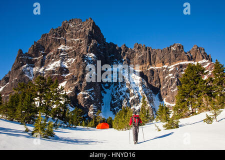 Camping am Fuße der drei Finger Jack Berg in der Nähe von Bend Oregon Schnee Stockfoto