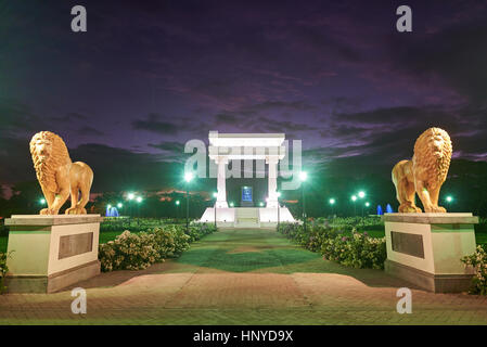 Leon, Nicaragua - 4. Januar 2017: Ruben Dario Park Denkmal mit Blumen und Löwen Stockfoto