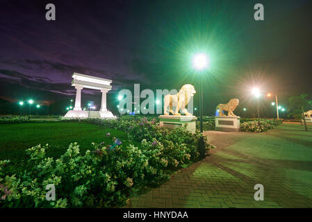 Leon, Nicaragua - 4. Januar 2017: Ruben Dario Park mit Blumen und Löwen im Sonnenuntergang Stockfoto