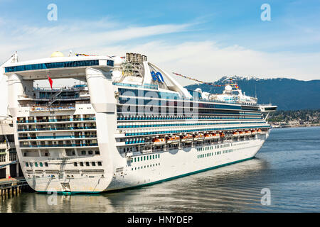 Vancouver, Kanada - 19. April 2016: Star Princess Kreuzfahrtschiff im Hafen der Stadt in Canada Place Stockfoto