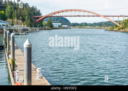 La Conner, USA - 21. April 2016: Berühmte Brücke mit Booten und Waterfront Wasserstraße Bucht Swinomish Channel im historischen Dorf im US-Bundesstaat Washington Stockfoto