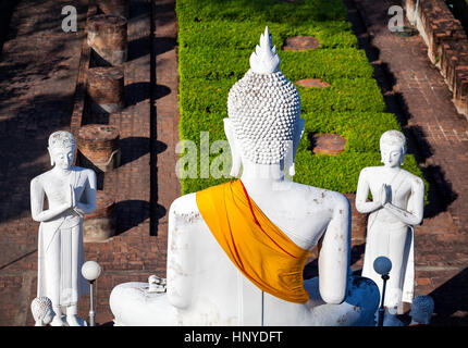 Große Buddha-Statue im Wat Yai Chai Mongkol Kloster in Ayuttaya, Thailand Stockfoto