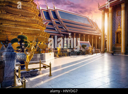 Tempel des Smaragd Buddha Wat Phra Kaew in Bangkok bei Sonnenuntergang Stockfoto