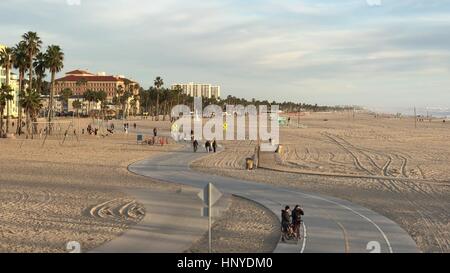 Santa Monica, CA USA - Februar 2017 Cruising Down Strand Gehweg in Santa Monica Stockfoto
