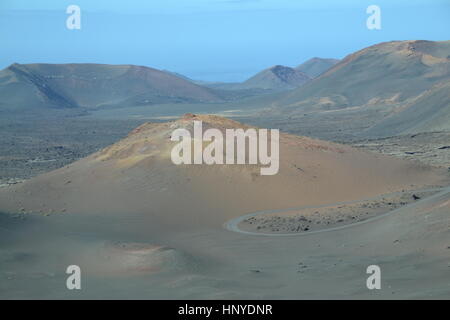 Timanfaya Nationalpark ist Spanisch National Park auf Lanzarote Insel. den Park ganz oben ist der vulkanische Boden. touristische Attraktion Stockfoto