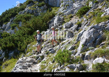 Berchtesgaden, Deutschland - 24. August 2016 - zwei ältere Wanderer in deutschen Alpen in der Nähe von Berchtesgaden Stockfoto