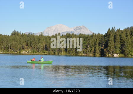 Ramsau, Deutschland - 24. August 2016 - schöne See Hintersee mit Booten und Berge Hoher Goell und Hohes Brett Stockfoto