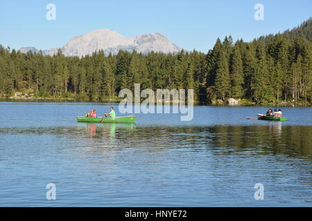 Ramsau, Deutschland - 24. August 2016 - schöne See Hintersee mit Booten und Berge Hoher Goell und Hohes Brett Stockfoto