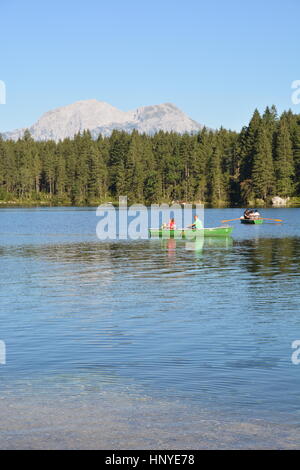 Ramsau, Deutschland - 24. August 2016 - schöne See Hintersee mit Booten und Berge Hoher Goell und Hohes Brett Stockfoto