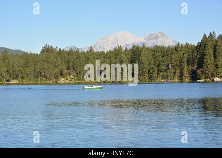 Ramsau, Deutschland - 24. August 2016 - schöne See Hintersee mit Booten und Berge Hoher Goell und Hohes Brett Stockfoto