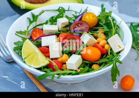 Gesunde hausgemachte Salat aus Kichererbsen und Gemüse, Ernährung, vegane Lebensmittel, Vitamin-Snack. Stockfoto