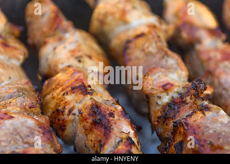 Marinierte Schaschlik vorbereiten auf ein Barbecue-Grill auf Holzkohle. Schaschlik oder Schaschlik in Osteuropa beliebt. Stockfoto
