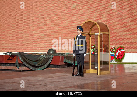 Moskau, Russland - Mai 2016: Wechselnde Garde Soldaten im Alexandergarten nahe ewige Flamme in Moskau, Russland Stockfoto