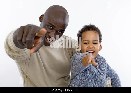 Model Release, Schwarzhaeutiger Vater Mit Sohn, 4 Jahre - dunklen enthäuteten Vater mit Sohn Stockfoto