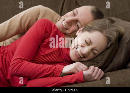 Model Release, Lachendes Liebespaar so Gemeinsam Auf der Couch - Glück liebe paar auf einer couch Stockfoto