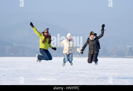 Model Release, Drei Junge Frauen Mit Eislaufschuhen - drei junge Frauen mit Schlittschuhen springen springen Stockfoto