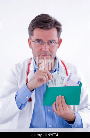 Model Release, Symbolbild Aerztegehalt - Arzt mit Geld Stockfoto