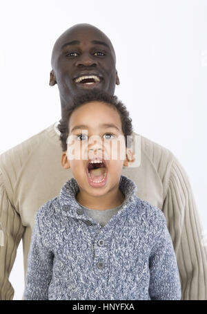 Model Release, Schwarzhaeutiger Vater Mit Sohn, 4 Jahre - dunklen enthäuteten Vater mit Sohn Stockfoto