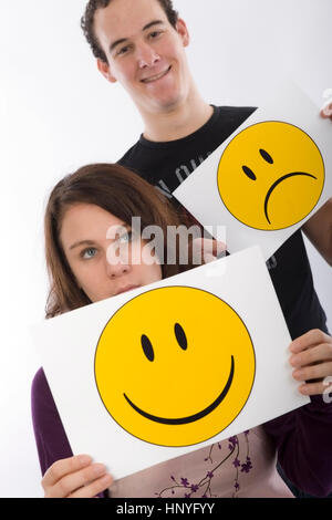 Model Release, näher Und Junge Mit Lachendem Und Traurigem Smiley - Mädchen und Jungen mit Lachen ein traurig Smiley Stockfoto