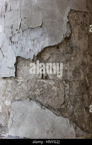 Alte Mauer mit Spuren der Aufnahmen. Stockfoto