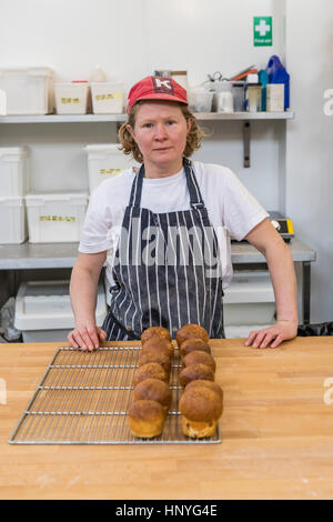 Lokalen Brotbacken in der Angel-Bäckerei, Abergavenny. Stockfoto