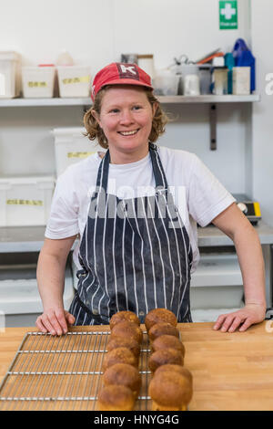 Lokalen Brotbacken in der Angel-Bäckerei, Abergavenny. Stockfoto