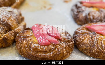 Rhabarber-Plundergebäck. Lokalen Brotbacken in der Angel-Bäckerei, Abergavenny. Stockfoto