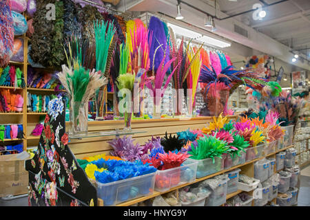 Federn zum Verkauf an B & Q Drum und dran, ein Geschäft spezialisiert auf burlesque Kostüm Zubehör im Garment District in Manhattan, New York City. Stockfoto