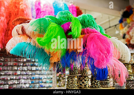 Das Innere des B & Q Drum und dran, ein Geschäft spezialisiert auf burlesque Kostüm liefert im Garment District in Manhattan, New York City. Stockfoto