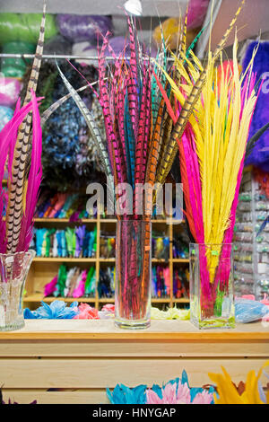 Federn zum Verkauf an B & Q Drum und dran, ein Geschäft spezialisiert auf burlesque Kostüm Zubehör im Garment District in Manhattan, New York City. Stockfoto