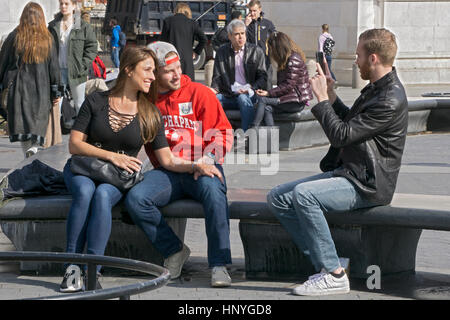 Eine Gruppe von Touristen nehmen Handy-Fotos am Washington Square Park in Greenwich Village, Manhattan, New York City. Stockfoto