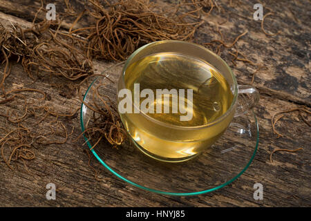 Baldrian-Wurzeltee, Baldrianwurzeltee, Baldrianwurzel Tee, Tee, Heiltee, Kräutertee, Beruhigungstee, Nerventee, Baldriantee aus Getrockneten Baldrianw Stockfoto