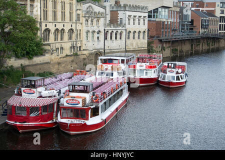 Fünf Fluss Ouse Ausflugsboote Draufsicht auf 5 roten und weißen Yorkboats betriebenen Tourist Tourismus Sehenswürdigkeit Sightseeing Partei tagsüber abends flo Stockfoto