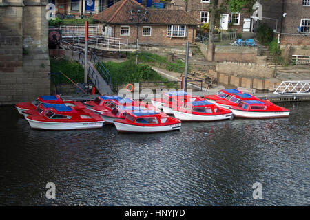 Flotte von Self Drive Motor Boote Fluss Ouse York dreizehn kleinen roten weißen und blauen Selbstfahrer rot Boote Yorkboats Motorboote cruising Segel Anblick Stockfoto