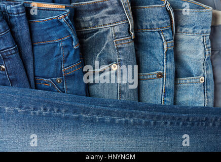 Blaue Jeans Hose Kleidung Haufen Hintergrund. Stapel von Blue Jeans auf Shop Schreibtisch Stockfoto