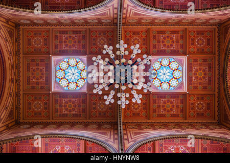 BUDAPEST, Ungarn - 21. Februar 2016: Decke in The Great Synagogue ist ein historisches Gebäude in Budapest, Ungarn. Stockfoto