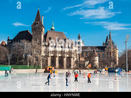 BUDAPEST, Ungarn - 22. Februar 2016: Menschen sind vor Vajdahunyad-Burg in Budapest, Ungarn Skaten. Stockfoto