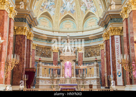 BUDAPEST, Ungarn - 22. Februar 2016: Innenraum der römisch-katholischen Kirche St. Stephans Basilika. Budapest Stockfoto